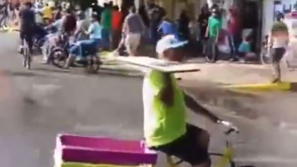 Video: Ingenioso vendedor de piedras en protesta de Venezuela