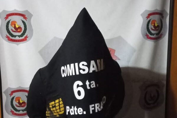 Se paseaba pese a contar con arresto domiciliario