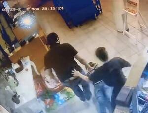 Le quisieron robar en su local, pero lo molió a patadas al delincuente que quedó “nocaut”