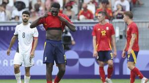 A España le fallan las rotaciones y pasa como segunda