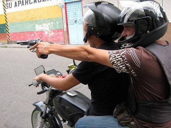 Motochorros asaltan a una familia frente a su vivienda en Ciudad del Este