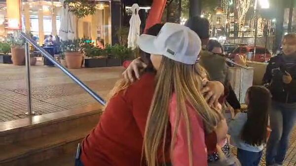 [VIDEO] La Miss Gordita repartió abrazos en la calle y ¡mirá quién fue la famosa que recibió!