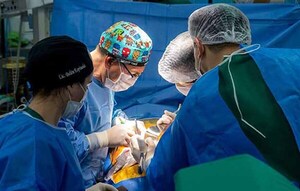 Primer trasplante renal a donante vivo en la Fundación Tesãi: Una hija dona el riñón a su padre | DIARIO PRIMERA PLANA