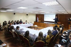Ministro Ríos encabezó conversatorio sobre derecho constitucional
