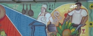 Artistas colorean un mural en el Mercado 4 - SNT