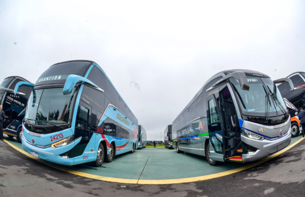 Flota de nuevos buses fue presentada por el Gobierno - trece