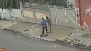 Video: Un abuelo intenta ayudar a un adicto y termina siendo asaltado