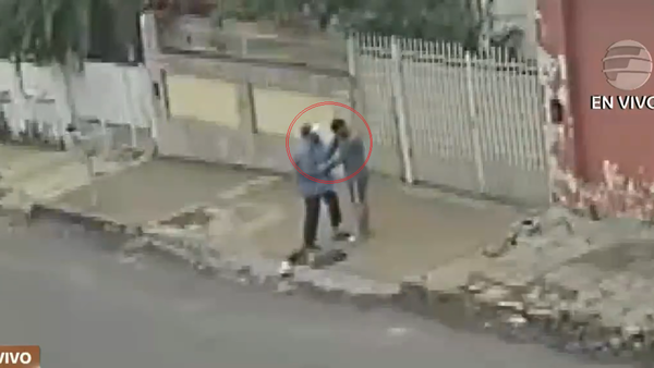Video: Un abuelo intenta ayudar a un adicto y termina siendo asaltado