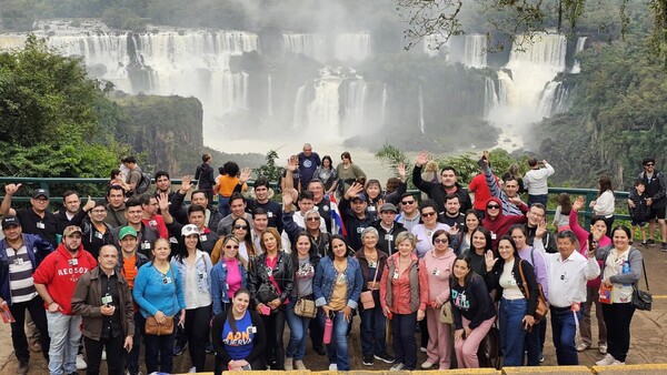 Dueños de súper llevaron a sus empleados a conocer las Cataratas del Iguazú