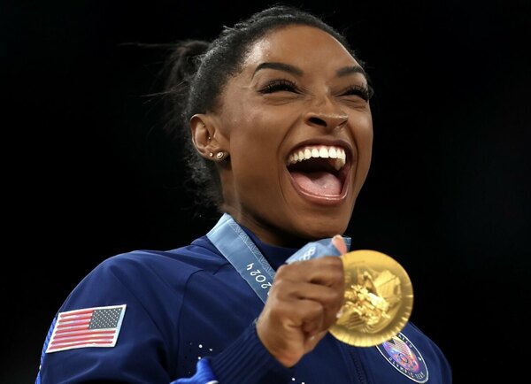 Versus / Con el oro por equipos, Simone Biles inicia su reconquista olímpica