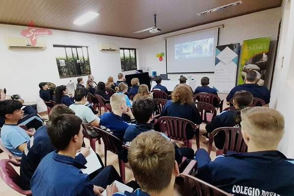 Programa de prevención Salvando Vidas llegó a la Colonia Volendam en su compromiso con los adolescentes