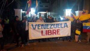 Venezolanos se manifiestan frente a su embajada en Paraguay - Mundo - ABC Color