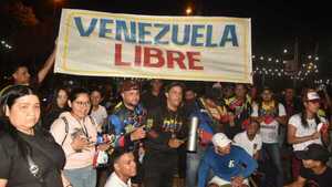 Venezolanos en Paraguay reclaman frente a la embajada de su país el fraude de las elecciones