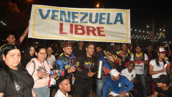 Venezolanos en Paraguay reclaman frente a la embajada de su país el fraude de las elecciones