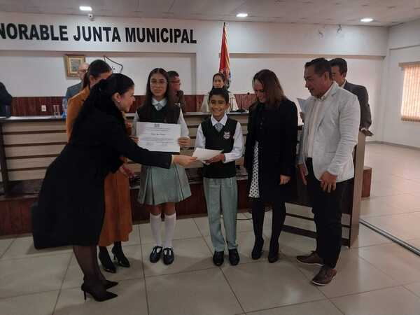 Ganadores del concurso literario por el día de la Amistad fueron premiados - Oasis FM 94.3