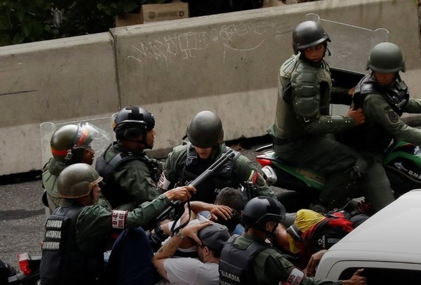 Sube a 13 los asesinados en protestas contra el fraude en Venezuela