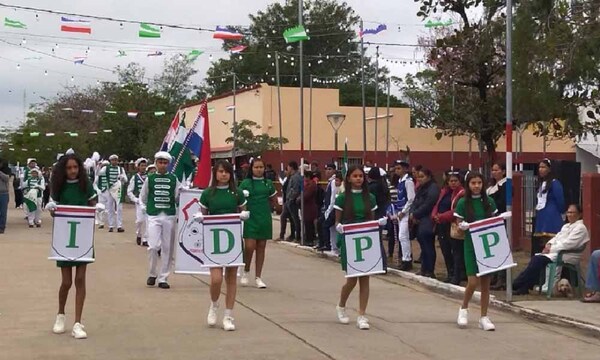 Puerto Pinasco celebró con desfile estudiantil el Día de la Amistad – Prensa 5