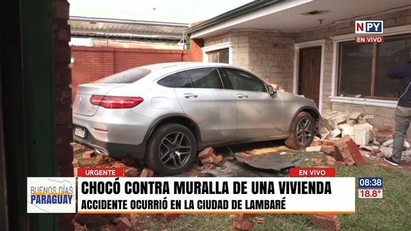 Chocó contra una vivienda y huyó abandonando su lujoso vehículo - Noticias Paraguay