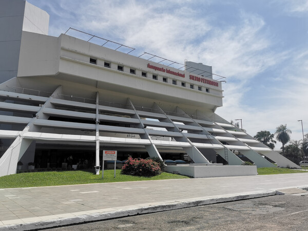 SENAD captura a funcionario de DINAC por tráfico de drogas en el Aeropuerto Silvio Pettirossi