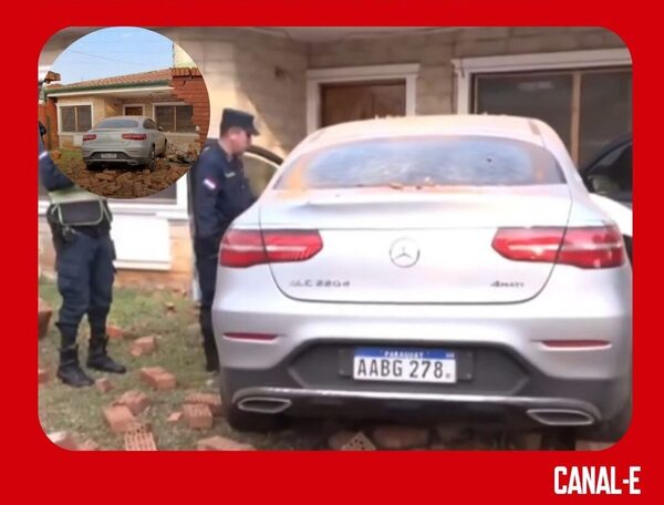 ABUELA SE SALVÓ LUEGO QUE UNA CAMIONETA DERRIBARA SU MURALLA