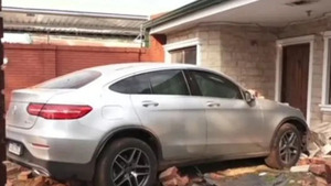 Un hombre chocó contra una casa con su camioneta y la abandonó para huir