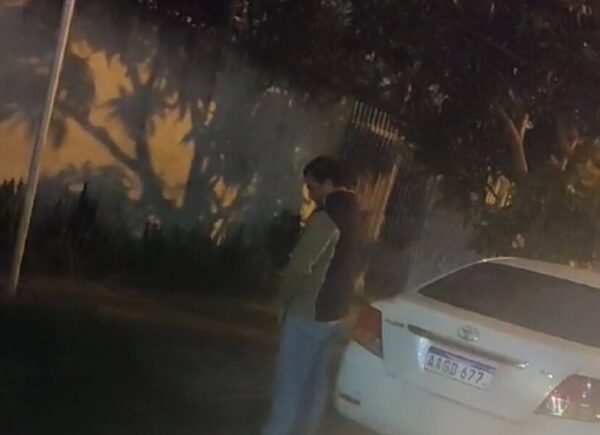 Yiyi denuncia que funcionario de ANDE le pegó por reclamar que orinó en la calle