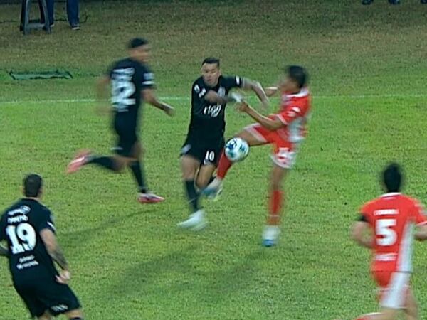 El análisis arbitral de la falta a Derlis González: “Incorrecta decisión” - Olimpia - ABC Color