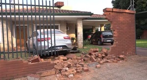 Derribó la muralla de una casa, abandonó su automóvil y se dio a la fuga - trece
