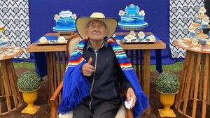 Abuelo cumplió 100 años y celebró a lo grande con familiares y vecinos
