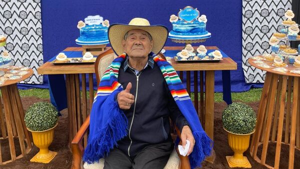 Abuelo cumplió 100 años y celebró a lo grande con familiares y vecinos