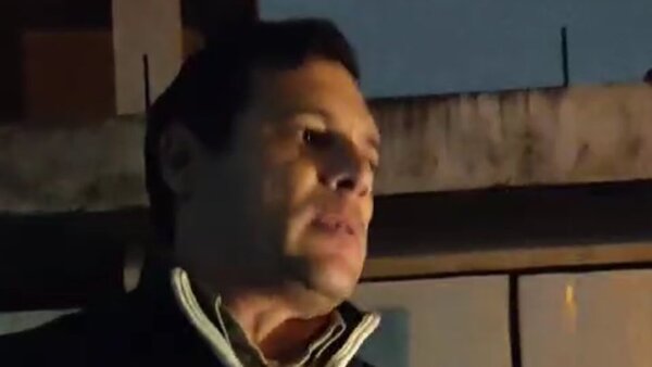 Video: Dejó su auto en el medio de la calle para bajarse a orinar y agredió a mujer que le reclamó