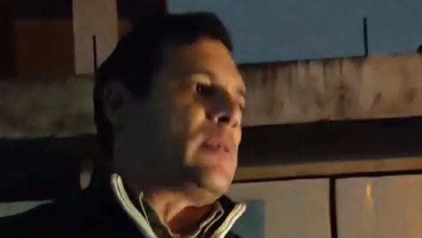 Dejó su auto en el medio de la calle para bajarse a orinar y agredió a mujer que le reclamó - Noticiero Paraguay