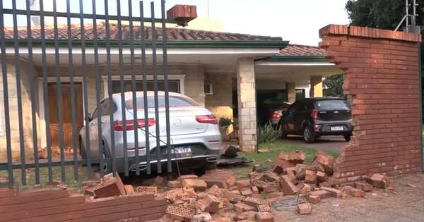 Diario HOY | Lujoso vehículo se llevó por delante muralla de una vivienda: conductor huyó