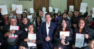 Diario HOY | Gobierno entrega subsidios a familias para viviendas sociales