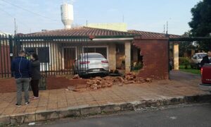 Conductor chocó contra una muralla y se dio a la fuga