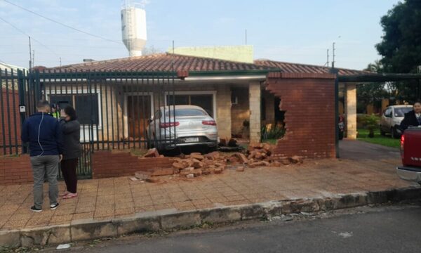 Conductor chocó contra una muralla y se dio a la fuga