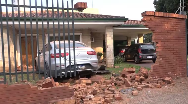 Lujoso vehículo se llevó por delante muralla de una vivienda: conductor huyó - Noticiero Paraguay