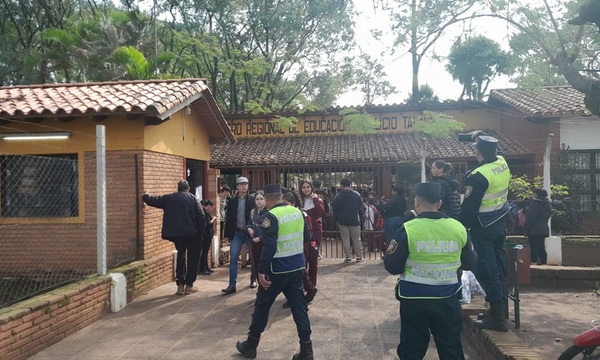 Alumnos toman colegio y exigen renuncia de la directora, en Villarrica - OviedoPress