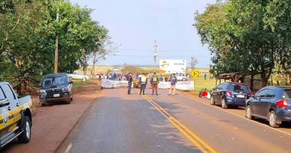 Diario HOY | Pobladores impulsan cierre de ruta para exigir culminación de asfalto en Ybyrarobaná