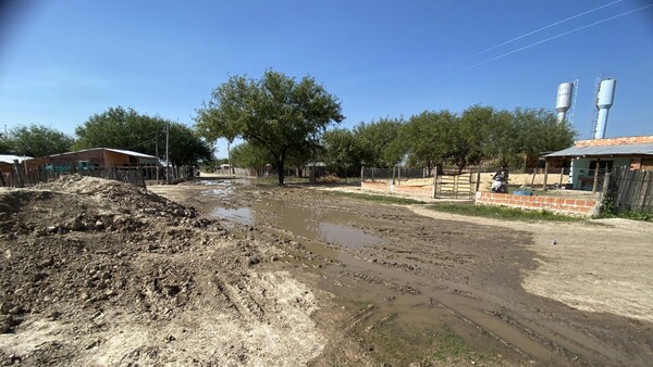 Puerto Casado: El fango se apoderó de una calle y culpan a pérdidas en el acueducto