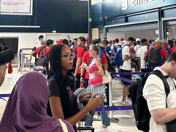 Paraguay no puede volar por el mal tiempo y pasará la noche en París - Selección Paraguaya - ABC Color
