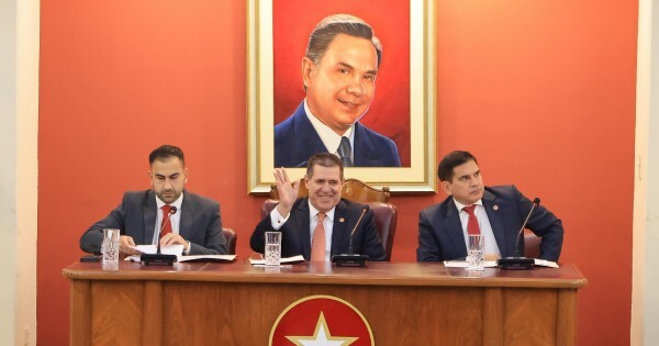 Baruja y Tadeo rindieron cuentas ante Cartes y la Junta proclamó que la ANR está "orientando al Estado"