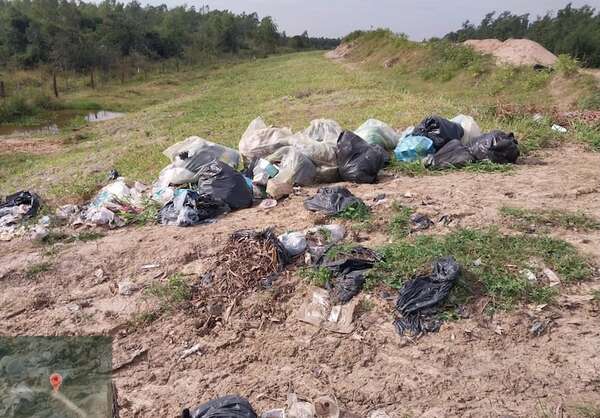 Llenan de basura la nueva y costosa defensa de Pilar: instan a cuidar la infraestructura - Economía - ABC Color