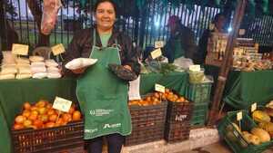 Familias campesinas ofrecen productos del campo frente al Congreso y en el Multiplaza - .::Agencia IP::.