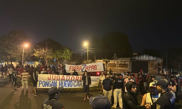 (VIDEO). Hinchas cerristas hicieron una manifestación’i frente al portón de la Nueva Olla