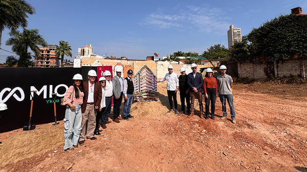 AV Desarrolladora e Itasã SA dan palada inicial de Mio Ykua Sati (esquina residencial inigualable)
