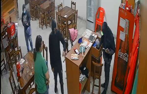 Video: así ocurrió un violento asalto en una pizzería de Luque - Policiales - ABC Color