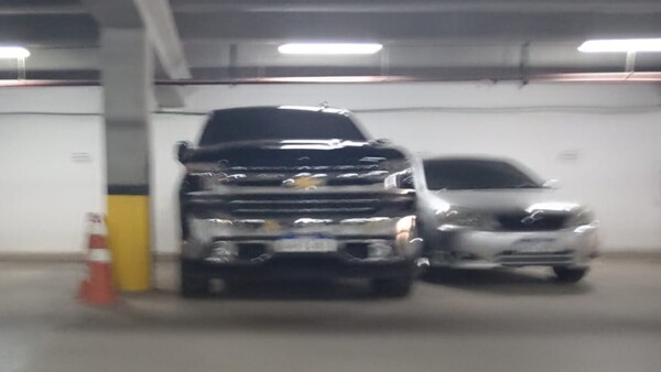 Camioneta de traficante de armas aparcada en lugar de afín a Bachi