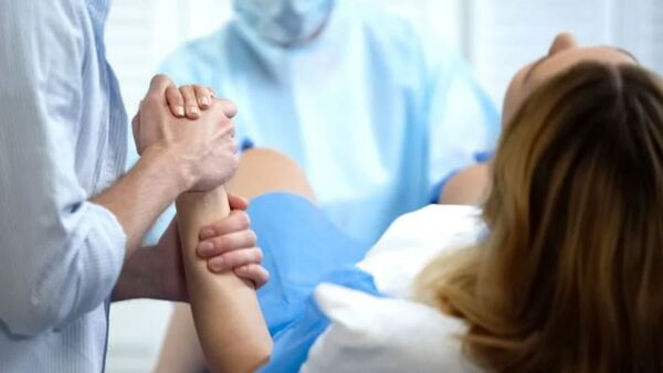 “Me ataron las piernas en el momento del parto”, denunció una mujer