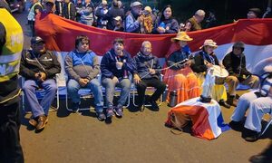 Ex obreros de Itaipu se encadenan